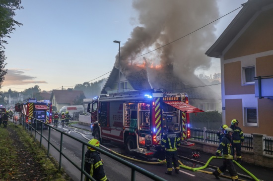 Dachstuhl in Vollbrand: Sieben Feuerwehren bei Brand eines Wohnhauses in Bad Schallerbach im Einsatz