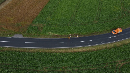 Mutter und Kleinkind verletzt: PKW in einer Kurve bei Sierning von der Fahrbahn abgekommen