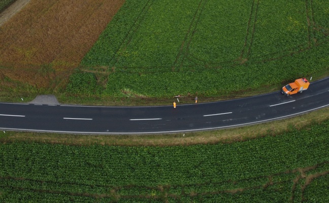Mutter und Kleinkind verletzt: PKW in einer Kurve bei Sierning von der Fahrbahn abgekommen