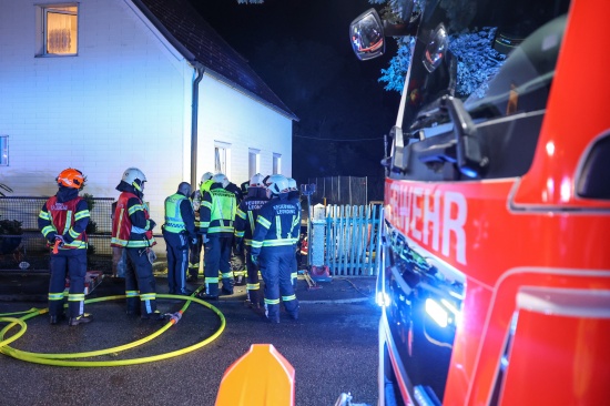 Kellerbrand: Drei Feuerwehren bei n�chtlichem Brand in einem Wohnhaus in Leonding im Einsatz