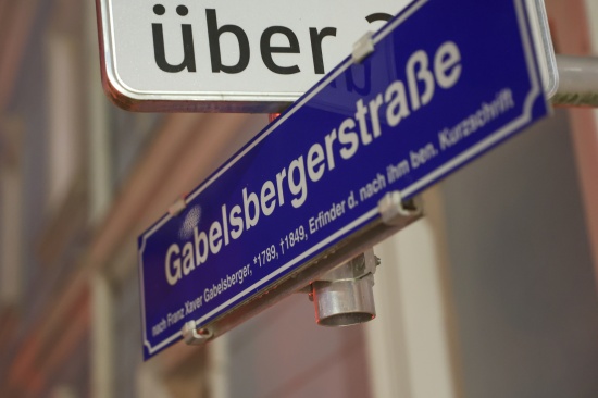 Absturzgefahr: Personenrettungseinsatz bei Wohn- und Gesch�ftsgeb�ude in Wels-Neustadt