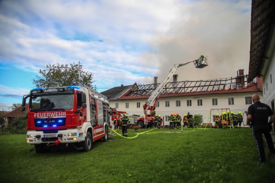 Neun Feuerwehren bei Dachstuhlbrand auf einem Bauernhof in Kirchberg-Thening im Einsatz