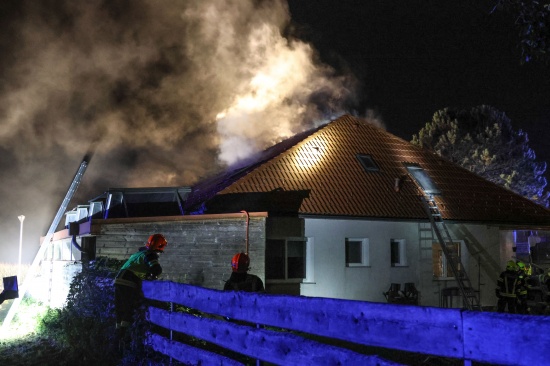 Ausgedehnter Vollbrand im Dachgescho� eines Wohnhauses in Thalheim bei Wels