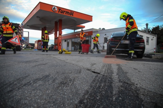 Einsatzkr�fte nach Dieselaustritt aus einem PKW in Marchtrenk im Einsatz