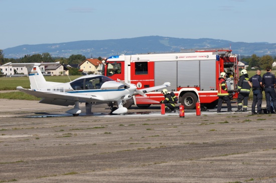 Brand eines Kleinflugzeuges nach der Landung auf Flugplatz in Wels-Neustadt