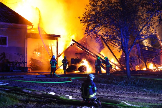 16 Feuerwehren bei Gro�brand eines landwirtschaftlichen Geb�udes in Aurach am Hongar im Einsatz