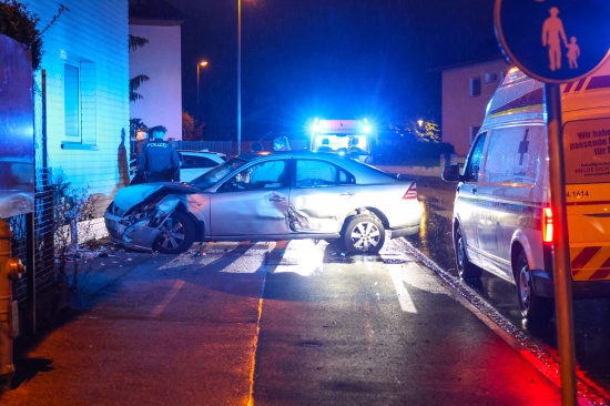 Auto bei Verkehrsunfall in Wels-Vogelweide gegen Hausfassade gekracht