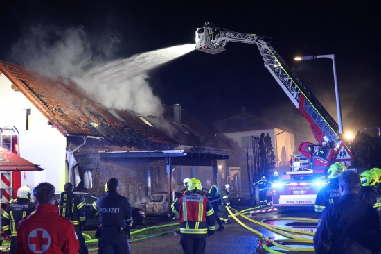 Brand einer Doppelhaush�lfte in Enns nach anf�nglichem Fahrzeugbrand in einem Carport