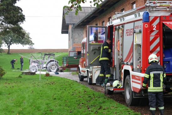Sechs Feuerwehren bei Brand eines Traktors auf einem Bauernhof in Laakirchen im Einsatz