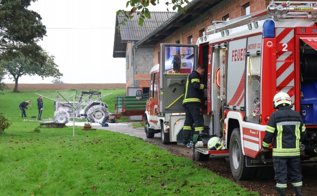 Sechs Feuerwehren bei Brand eines Traktors auf einem Bauernhof in Laakirchen im Einsatz