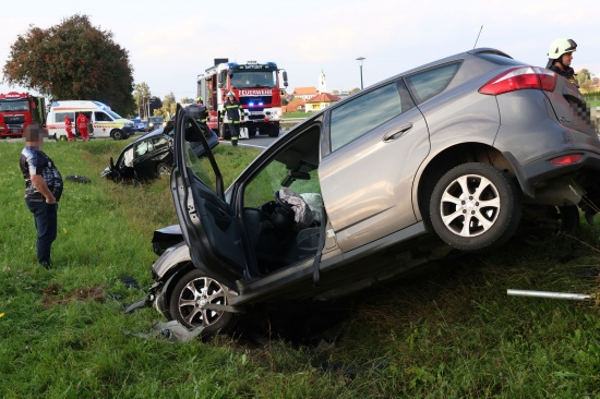 Kollision zwischen zwei Autos auf Pyhrnpass Stra�e in Sattledt