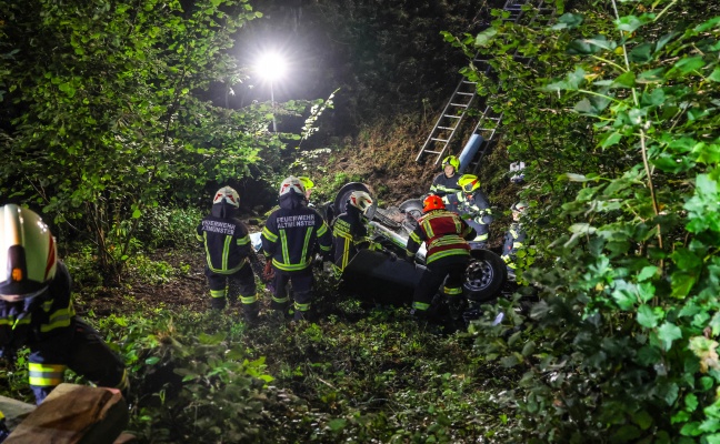 Personenrettung: Auto bei Unfall in Traunkirchen �ber steilen Abhang in Bachbett abgest�rzt