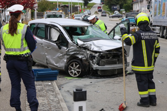Crash zwischen PKW und LKW-Sattelzug bei Abbiegeman�ver in Tumeltsham fordert einen Verletzten