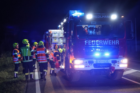 Auto bei Verkehrsunfall auf Wiener Stra�e in Redlham in den Str�uchern gelandet