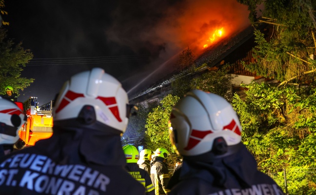 Gro�einsatz: Neun Feuerwehren bei Brand eines Wohngeb�udes in Gr�nau im Almtal im Einsatz