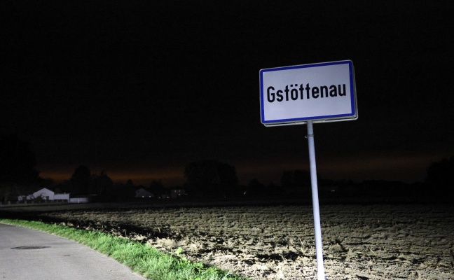 Personenrettung: Mann bei Erntearbeiten auf einem Feld in Eferding mit Hand in Maschine eingeklemmt
