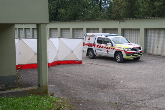 T�dlicher Unfall: Mann in Lenzing an der Ager bei Arbeiten an PKW von Auto erdr�ckt