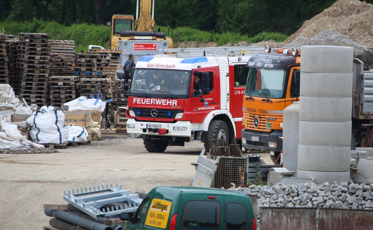 Frau bei Unfall  in Bad Wimsbach Neydharting unter Fahrzeug 