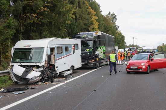 Crash mit f�nf Fahrzeugen: Sperre der Pyhrnautobahn bei Ried im Traunkreis nach Verkehrsunfall