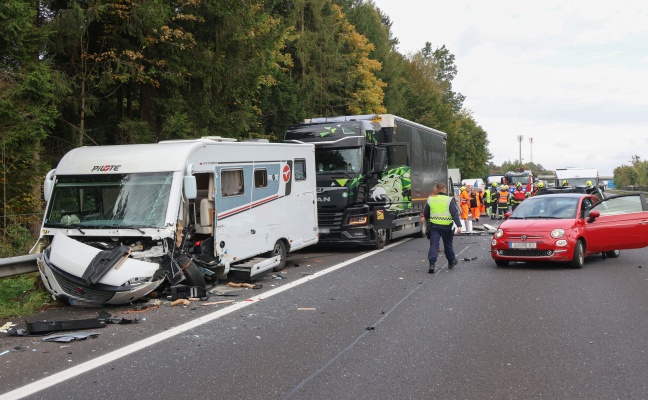 Crash mit f�nf Fahrzeugen: Sperre der Pyhrnautobahn bei Ried im Traunkreis nach Verkehrsunfall