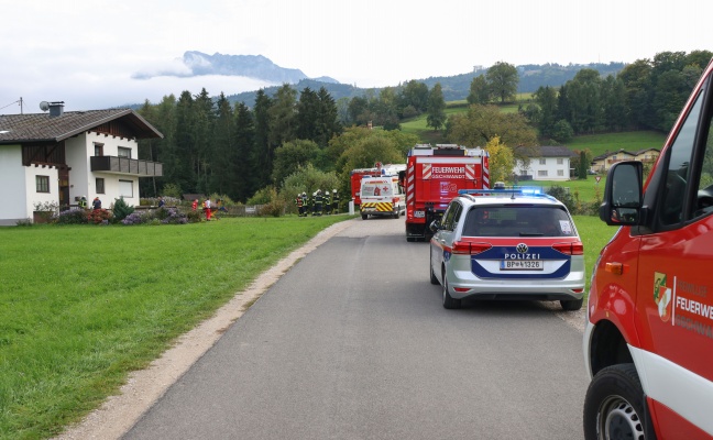 Einsatzkr�fte zweier Feuerwehren bei K�chenbrand in einem Wohnhaus in Gschwandt im Einsatz