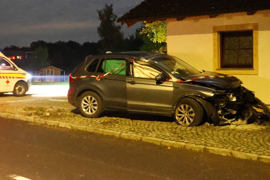 Auto verunfallt: Einsatzkr�fte dreier Feuerwehren zu Personenrettung nach Kallham alarmiert