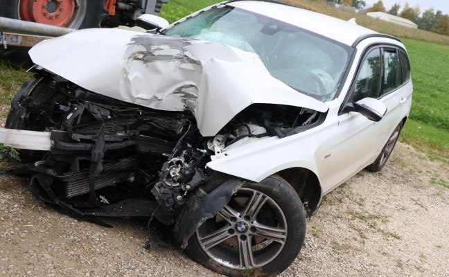 Frontalcrash gegen Baum: Verkehrsunfall in Ried im Traunkreis fordert drei teils Schwerverletzte