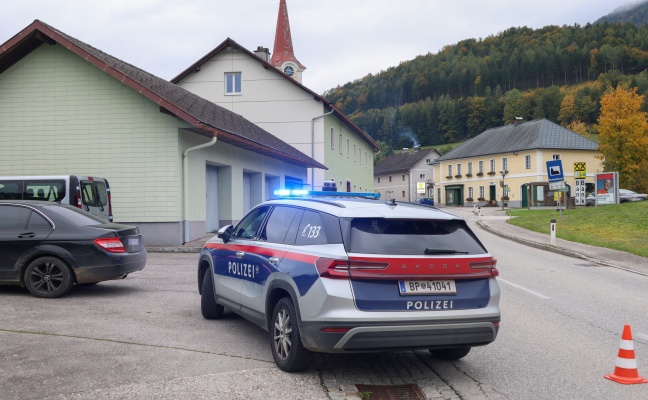 Steinbach am Ziehberg: Feuerwehr bei Bel�ftungsma�nahmen nach bereits gel�schtem Brand im Einsatz