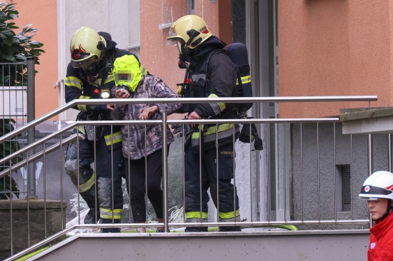 F�nf Verletzte bei ausgedehntem Wohnungsbrand samt Explosion in einer Wohnanlage in Wels-Neustadt