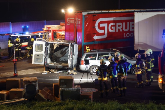 Schwer eingeklemmt: Transporter kracht auf Rastplatz der Innkreisautobahn in Pichl bei Wels in LKW