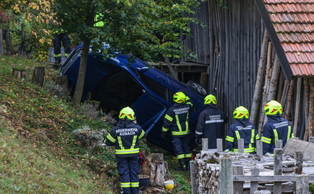 Personenrettung: Frau in Eschenau im Hausruckkreis unter abgest�rztem Auto eingeklemmt