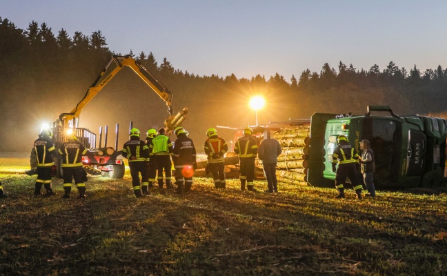 Lenker leicht verletzt: Vollbeladener Holztransporter in Aurolzm�nster umgest�rzt