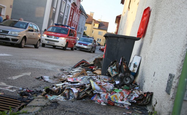 Brennende Papiercontainer in Wels von der Feuerwehr gelscht