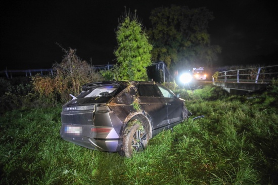 Auto�berschlag: Feuerwehr bei Aufr�umarbeiten nach Unfall in Buchkirchen im Einsatz
