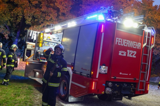 Brand eines Grashaufens auf dem Gel�nde einer Freizeitanlage in Wels-Vogelweide