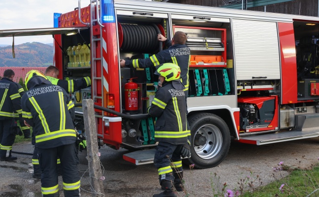 Nach Fl�mmarbeiten: Brand im Dachbereich eines Geb�udes in Schlierbach schnell unter Kontrolle