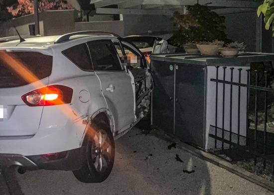 Sechs besch�digte Fahrzeuge bei n�chtlichem Unfall in Wels-Vogelweide