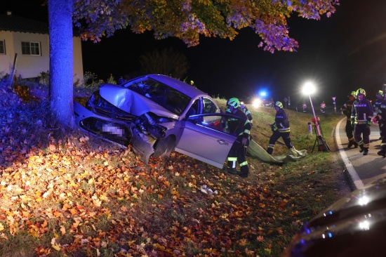 T�dlicher Verkehrsunfall: Auto auf Gallspacher Stra�e bei Meggenhofen frontal gegen Baum gekracht