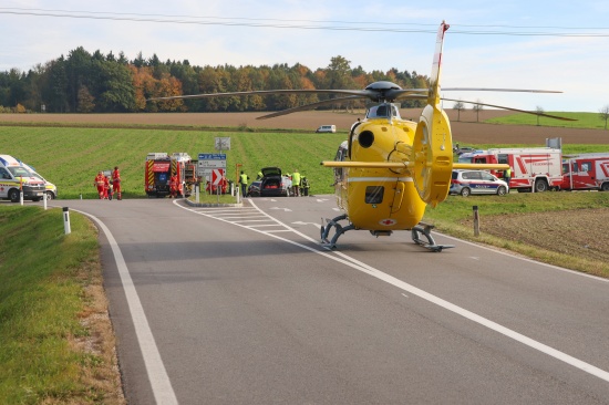 Notarzthubschrauber nach schwerem Kreuzungscrash mit vier Verletzten bei St. Florian im Einsatz