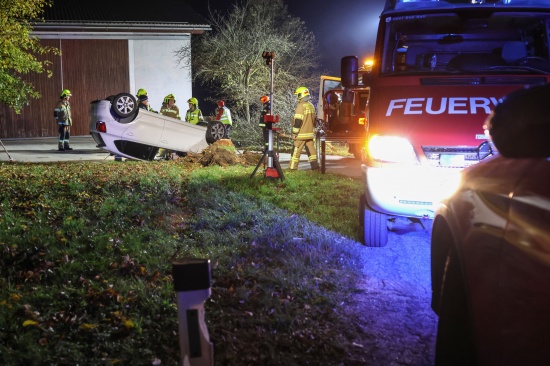 Auto nach Crash gegen Baum in Bad Hall �berschlagen und am Dach liegend zum Stillstand gekommen