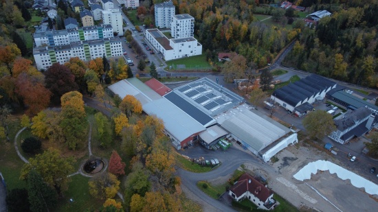 Personenrettung: Arbeiter verletzte sich in einem Unternehmen in Gmunden bei Sturz am Kopf