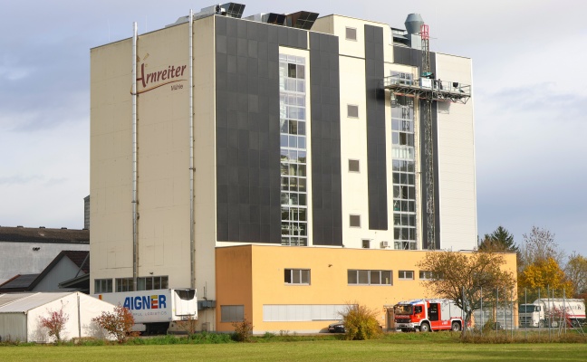 Einsatzkr�fte zweier Feuerwehren zu Brand bei Unternehmen in Wallern an der Trattnach alarmiert