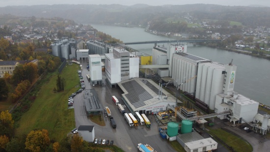 Einsatzkr�fte der Feuerwehr bei Brand in einem Unternehmen in Aschach an der Donau im Einsatz