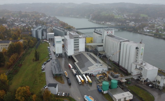 Einsatzkr�fte der Feuerwehr bei Brand in einem Unternehmen in Aschach an der Donau im Einsatz