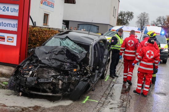 Personenrettung: Schwerverletzter bei Crash zwischen LKW und PKW in Steinerkirchen an der Traun
