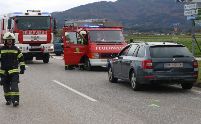 Einsatzkr�fte zu Personenrettung nach Auffahrunfall vor Kreuzungsbereich in Pettenbach alarmiert