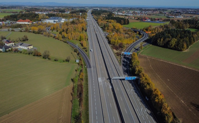 Sattledt: Fl�chtender Lenker kracht bei versuchter Anhaltung gegen Zivilstreife und zwei weitere PKW