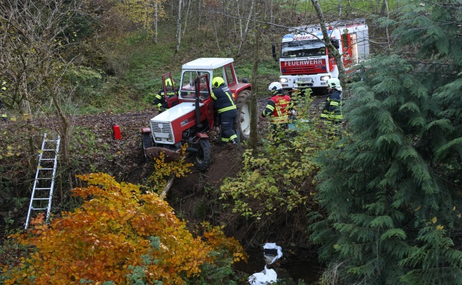Traktor bei St. Agatha in Bachbett des Freyentalerbachs gest�rzt - Traktorlenker lag verletzt am Weg