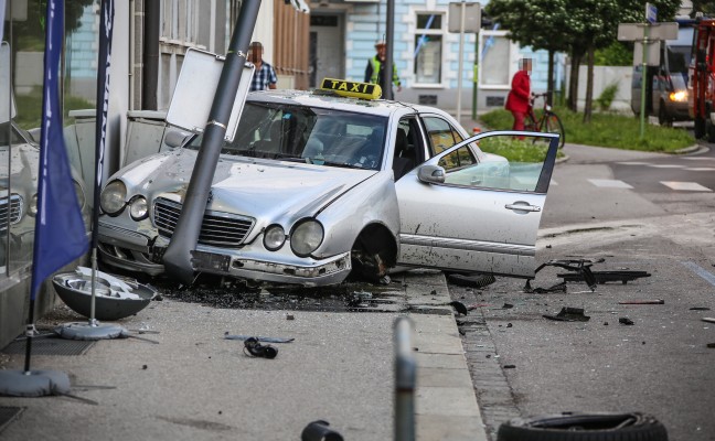 Taxi crasht bei Verkehrsunfall in der Welser Innenstadt gegen Straenbeleuchtung und Geschft