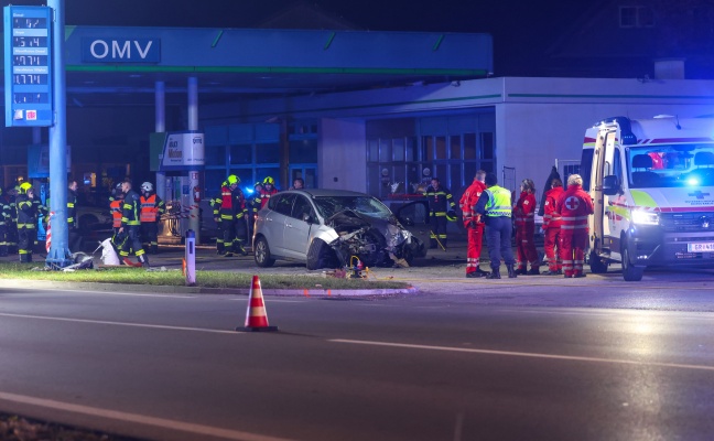 T�dlicher Unfall: Auto auf Innviertler Stra�e bei Grieskirchen frontal gegen Preisanzeiger gekracht